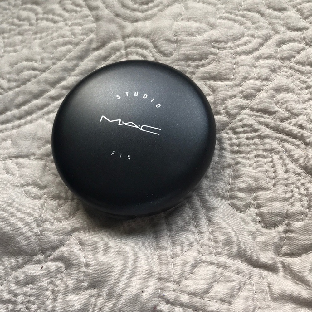 MAC studio fix foundation neutral beige.